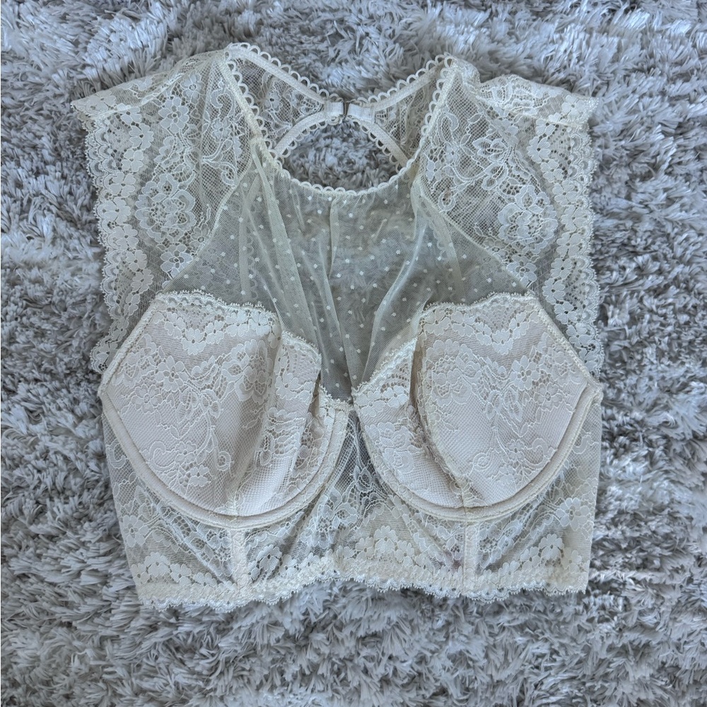 Chic Lace Crop Top in Cream